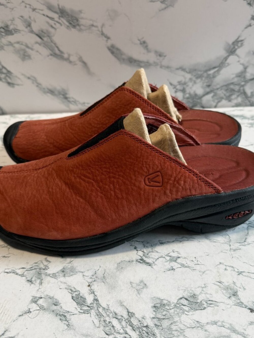 Keen Women 8.5 Slip On Shoe Red Leather Backless Closed Toe Comfort Casual - Picture 3 of 6